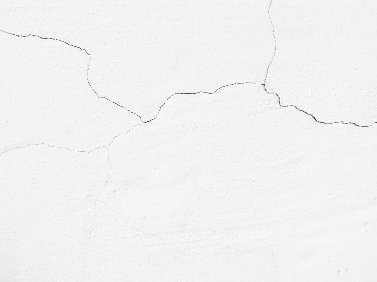 Poškodovana stena z razpokami